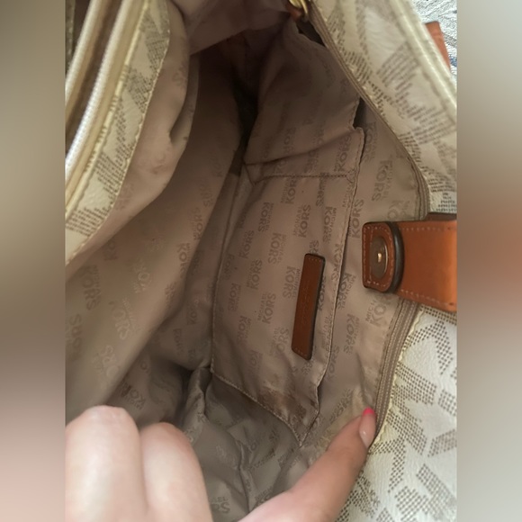 Michael Kors Large Hamilton Tote in Vanilla - Picture 7 of 7